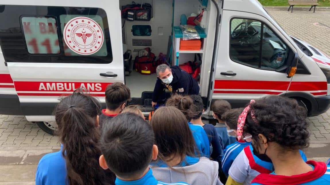 Okulumuz Öğrencilerine  Acil Sağlık Hizmetleri Kapsamında Ambulans Tanıtımı Yapıldı 
