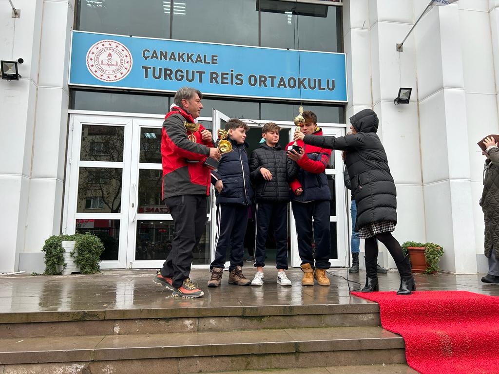 OKULUMUZDA DÜZENLENEN KALELİ YAKAN TOP TURNUVASINI KAZANAN SINIFLAR