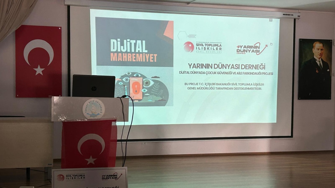 DİJİTAL MAHREMİYET PROJESİ KAPSAMINDA OKULUMUZDA DİJİTAL FARKINDALIK SEMİNERİ YAPILDI.